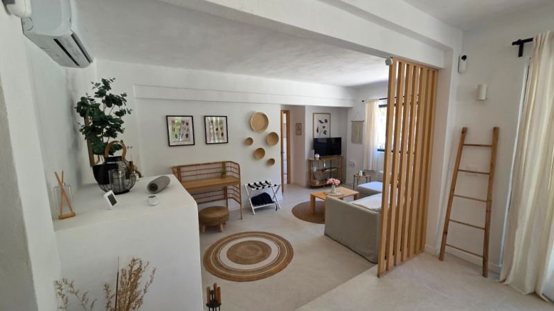 Saison/Winter: Ebenerdiges Chalet mit Garten, Kamin, AC in waldiger Lage von Cala LLombards-CH 12 WT