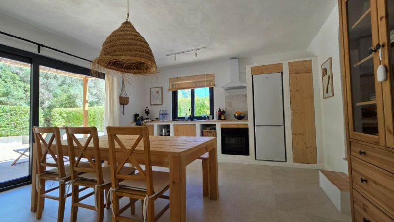 Saison/Winter: Ebenerdiges Chalet mit Garten, Kamin, AC in waldiger Lage von Cala LLombards-CH 12 WT