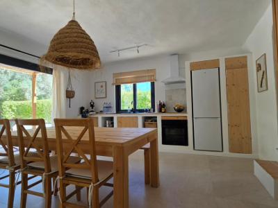 Saison/Winter: Ebenerdiges Chalet mit Garten, Kamin, AC in waldiger Lage von Cala LLombards-CH 12 WT