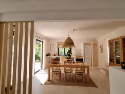 Saison/Winter: Ebenerdiges Chalet mit Garten, Kamin, AC in waldiger Lage von Cala LLombards-CH 12 WT