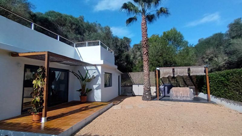Temporada/Invierno: Chalet a nivel del suelo, moderno, en zona arbolada en la bahía de Cala Llombards - CH12