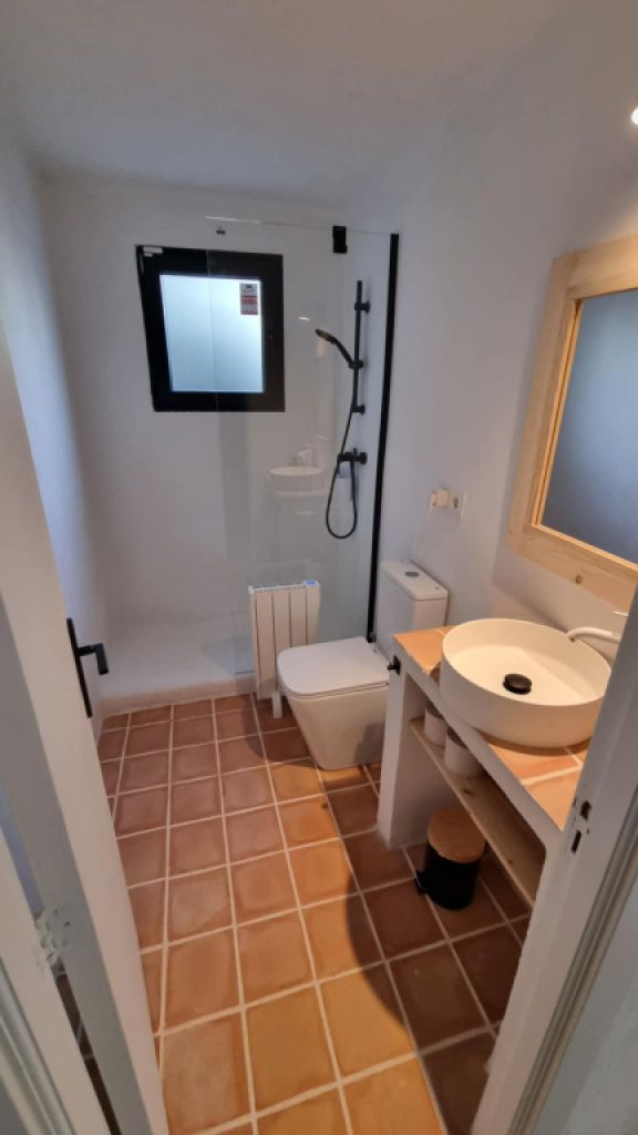 Temporada/Invierno: Chalet a nivel del suelo, moderno, en zona arbolada en la bahía de Cala Llombards - CH12