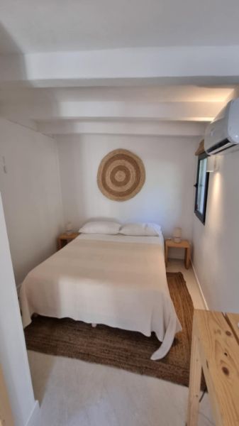 Temporada/Invierno: Chalet a nivel del suelo, moderno, en zona arbolada en la bahía de Cala Llombards - CH12