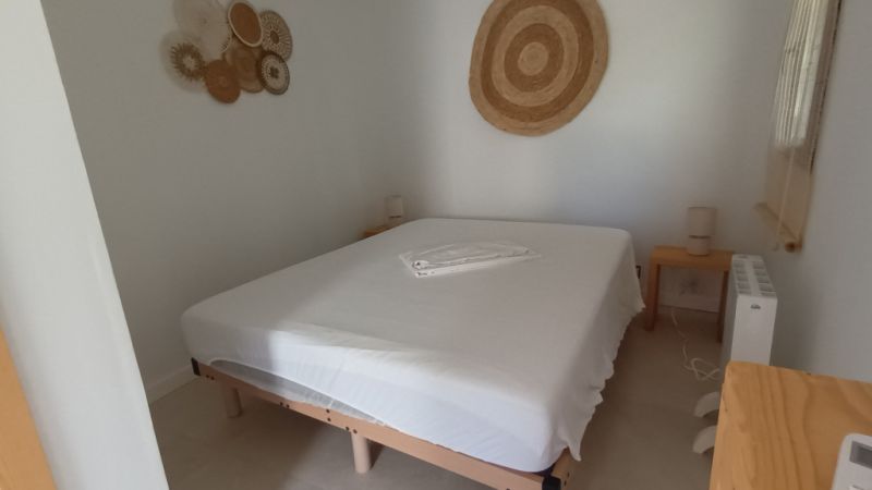 Temporada/Invierno: Chalet a nivel del suelo, moderno, en zona arbolada en la bahía de Cala Llombards - CH12