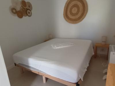 Temporada/Invierno: Chalet a nivel del suelo, moderno, en zona arbolada en la bahía de Cala Llombards - CH12