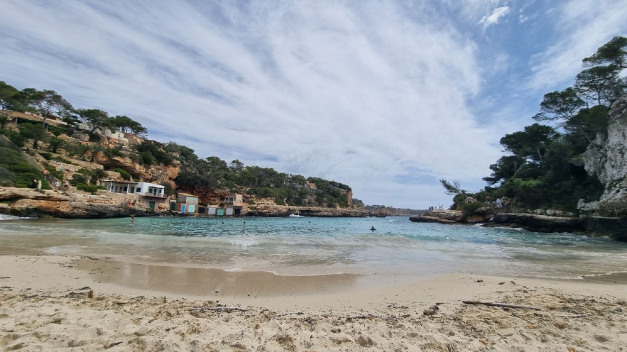 Temporada/Invierno: Chalet a nivel del suelo, moderno, en zona arbolada en la bahía de Cala Llombards - CH12