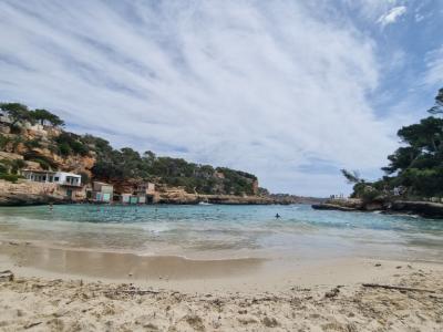Temporada/Invierno: Chalet a nivel del suelo, moderno, en zona arbolada en la bahía de Cala Llombards - CH12