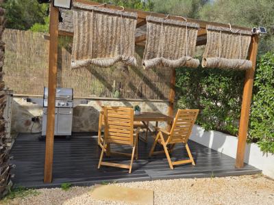 Temporada/Invierno: Chalet a nivel del suelo, moderno, en zona arbolada en la bahía de Cala Llombards - CH12