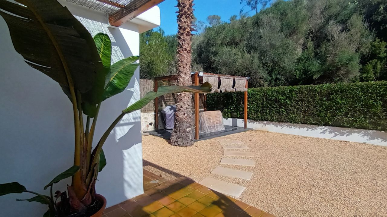 Temporada/Invierno: Chalet a nivel del suelo, moderno, en zona arbolada en la bahía de Cala Llombards - CH12