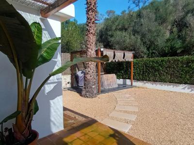 Temporada/Invierno: Chalet a nivel del suelo, moderno, en zona arbolada en la bahía de Cala Llombards - CH12