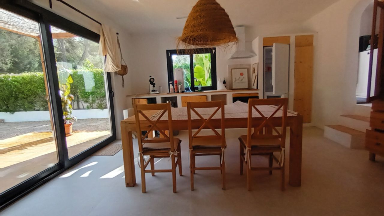 Temporada/Invierno: Chalet a nivel del suelo, moderno, en zona arbolada en la bahía de Cala Llombards - CH12