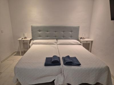 Saison/ Winter: Modernes Studio mit Terrasse und Gemeinschaftspool im Zentrum von Cala Dor AP 17 WT