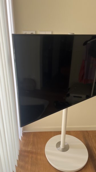 Samsung 55 4K Smart TV + FITUEYES Design-TV-Ständer
