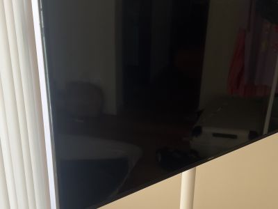 Samsung 55 4K Smart TV + FITUEYES Design-TV-Ständer