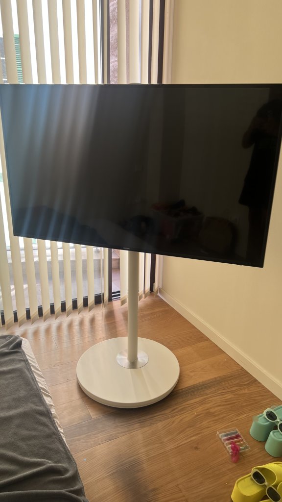 Samsung 55 4K Smart TV + FITUEYES Design-TV-Ständer