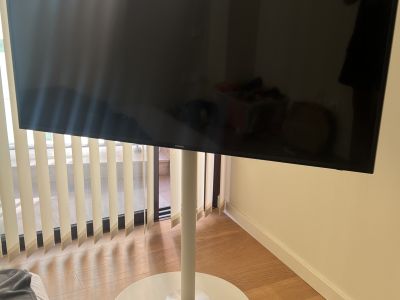 Samsung 55 4K Smart TV + FITUEYES Design-TV-Ständer