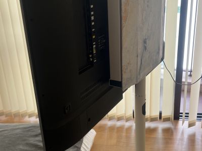 Samsung 55 4K Smart TV + FITUEYES Design-TV-Ständer