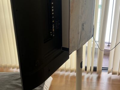 Samsung 55 4K Smart TV + FITUEYES Design-TV-Ständer