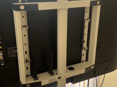 Samsung 55 4K Smart TV + FITUEYES Design-TV-Ständer