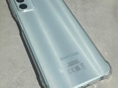 Samsung Galaxy M13 4 GB RAM 64 GB Light Blue neuwertig