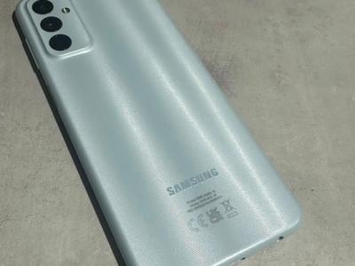 Samsung Galaxy M13 4 GB RAM 64 GB Light Blue neuwertig