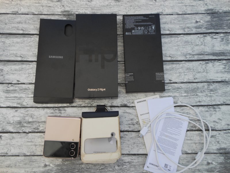 Samsung Galaxy Z Flip 4 , 256 GB , 8 GB ROM , Pink-Gold  inkl. orig. Verpackung uvm.