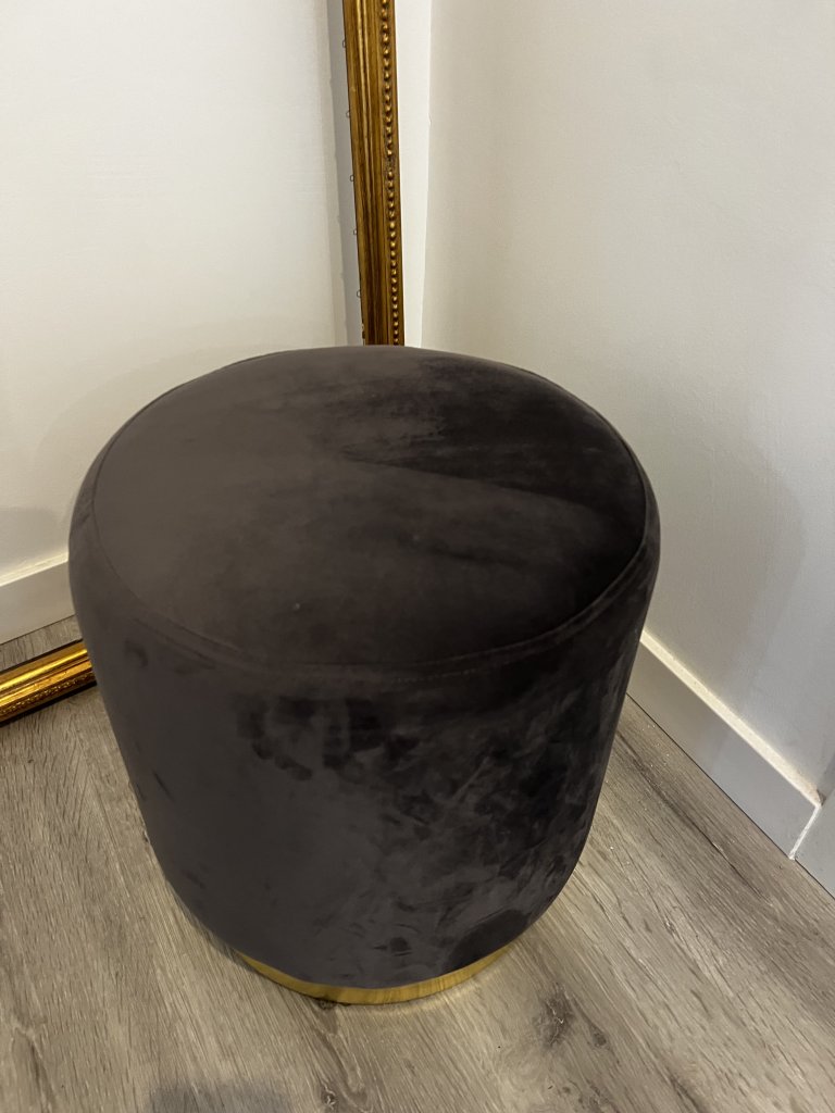 Samt-Hocker in Dunkelgrau und Gold