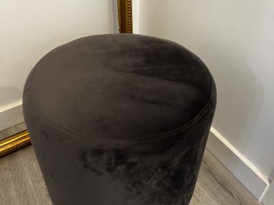 Samt-Hocker in Dunkelgrau und Gold