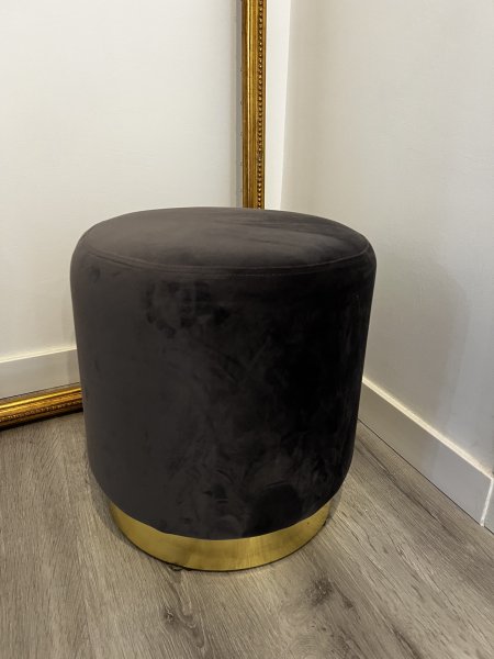Samt-Hocker in Dunkelgrau und Gold