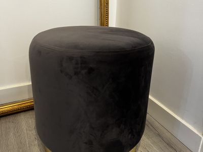 Samt-Hocker in Dunkelgrau und Gold