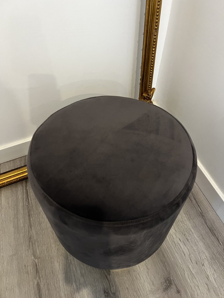 Samt-Hocker in Dunkelgrau und Gold