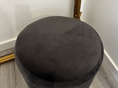 Samt-Hocker in Dunkelgrau und Gold