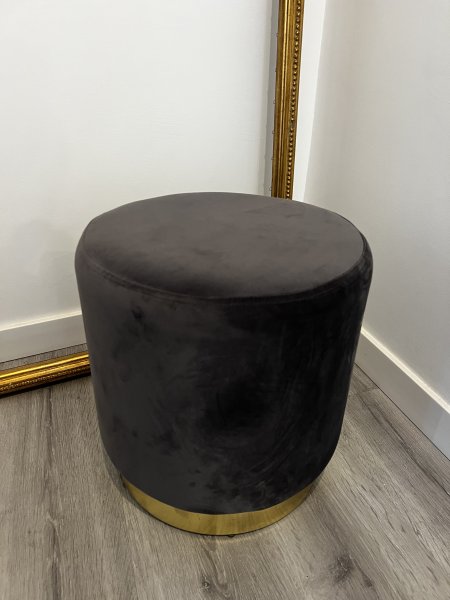 Samt-Hocker in Dunkelgrau und Gold