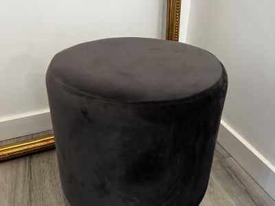 Samt-Hocker in Dunkelgrau und Gold