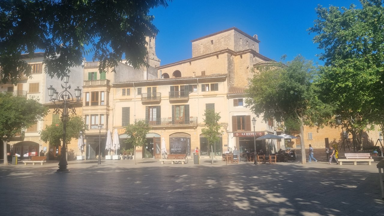 Renovated apartment on 2nd floor with small terrace in the center of Llucmajor -- AP 20 VK