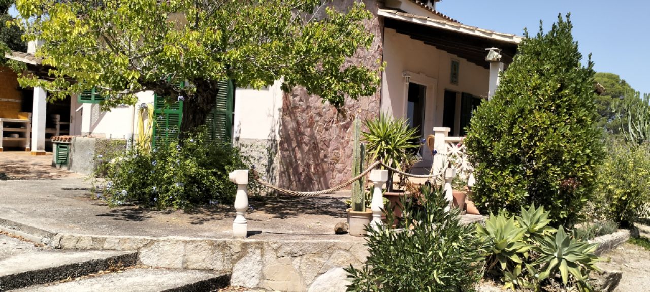 SANT JOAN (CENTRE OF THE ISLAND): Charming finca with pool, private well, guest apartment and 82 m² shed