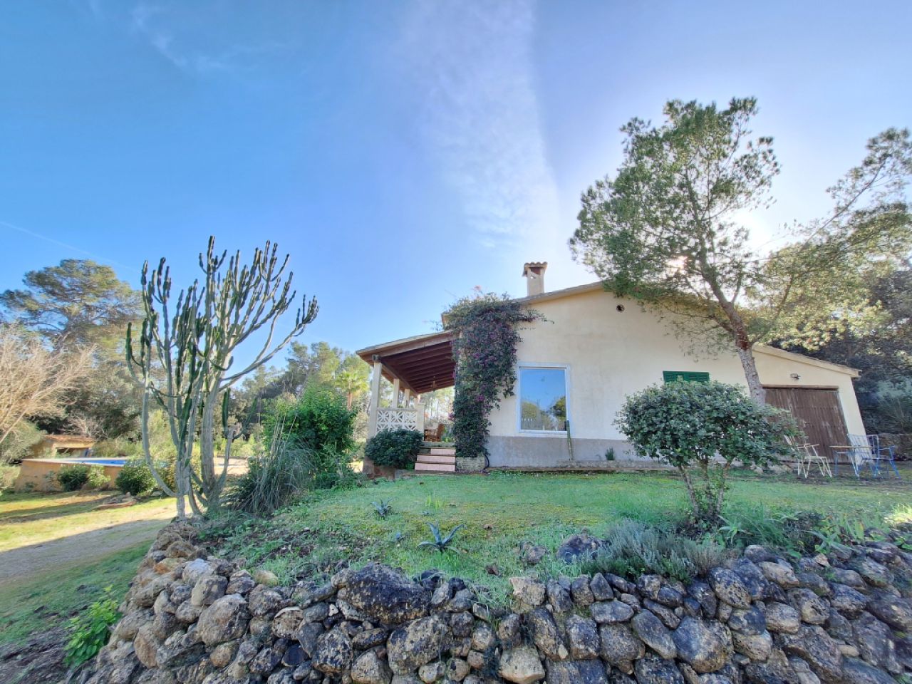 SANT JOAN (CENTRE OF THE ISLAND): Charming finca with pool, private well, guest apartment and 82 m² shed