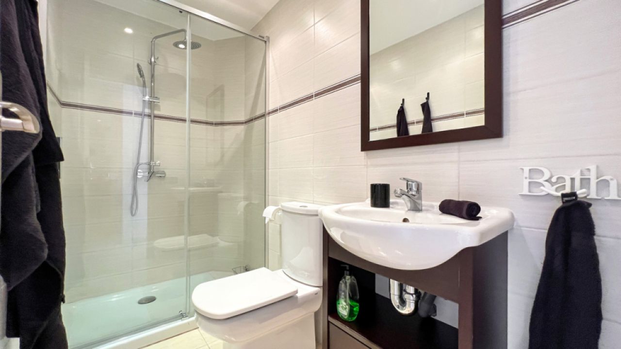 SANTA PONSA in 1. Meereslinie: Komplett renovierte, möblierte 3 SZ-Wohnung zur Langzeitvermietung