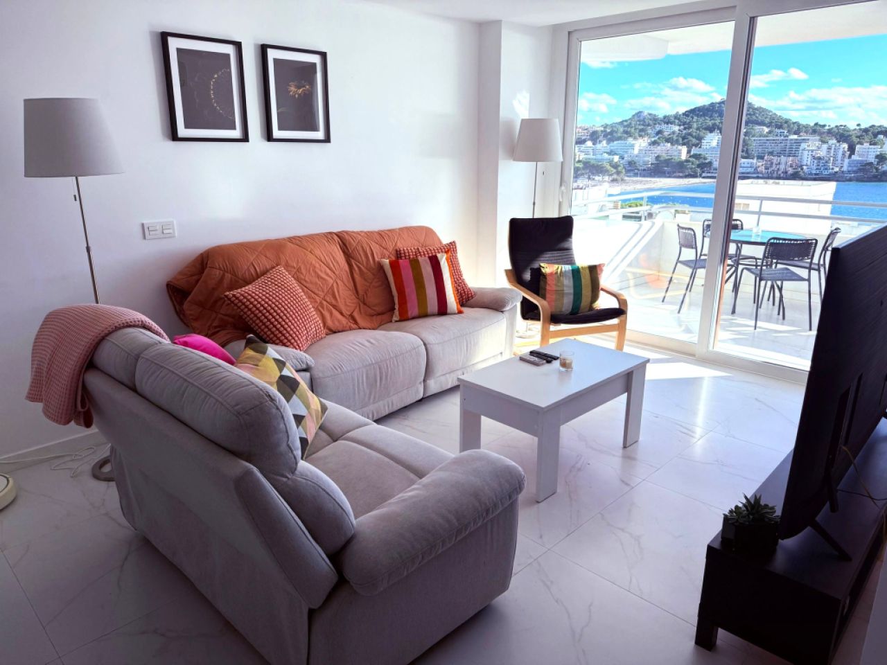 SANTA PONSA: Quiet, renovated furnished 2-bedroom apartment with sea-view terrace, heating & pool for rent