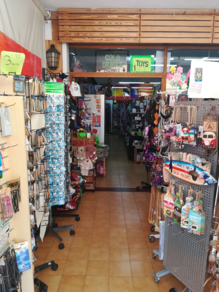SANTA PONSA: Souvenir shop premises for sale