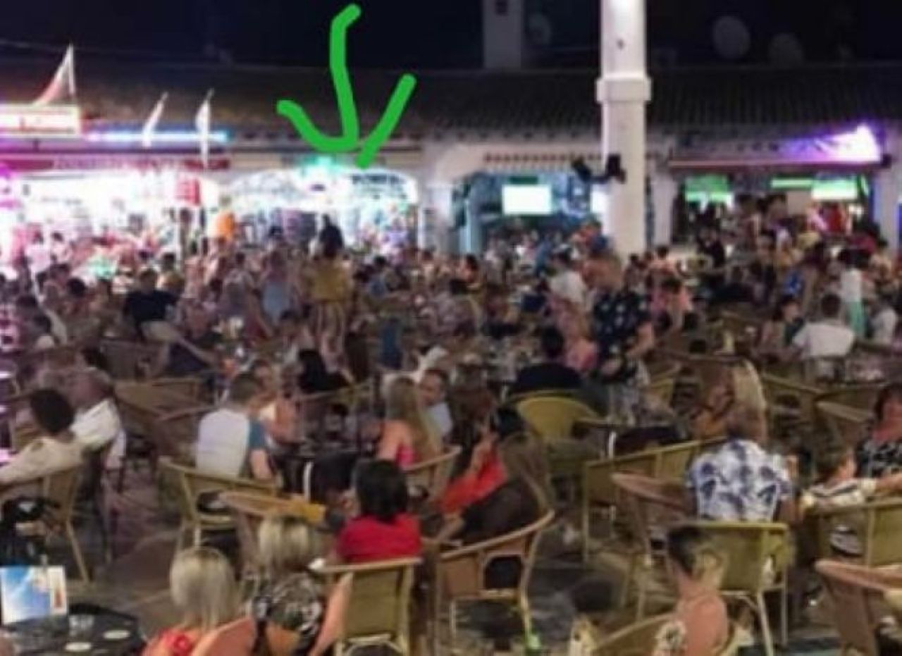 SANTA PONSA: Souvenir shop premises for sale