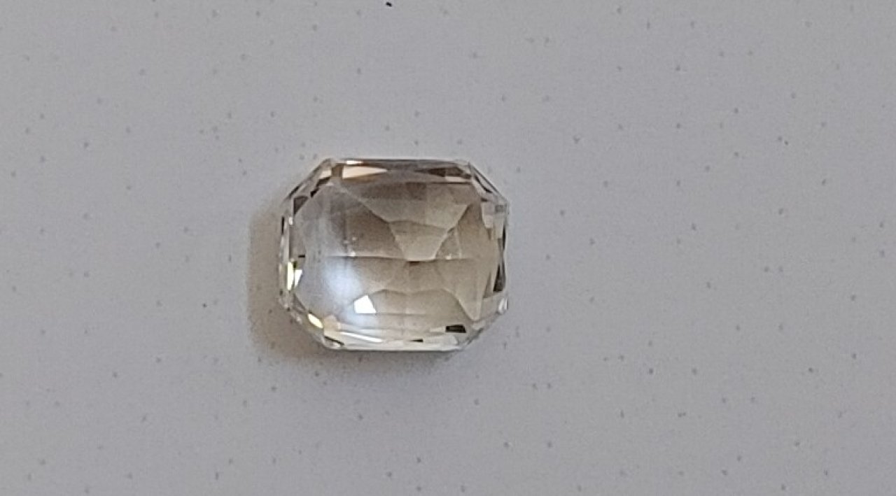 Saphir 2,61ct Schwaches Gelb