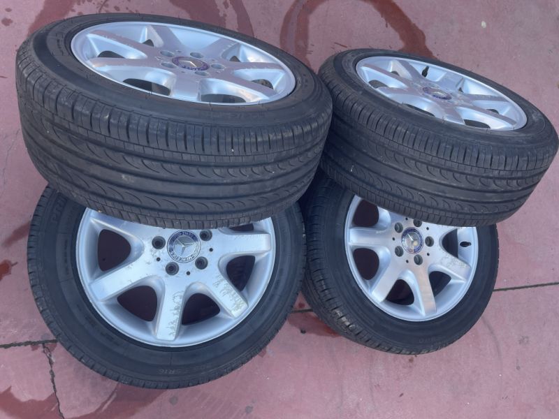 Satz von 4 originalen Mercedes-Benz-Felgen. Felgen in Doppelmaß. hinten R16X8 ET30 und vorne