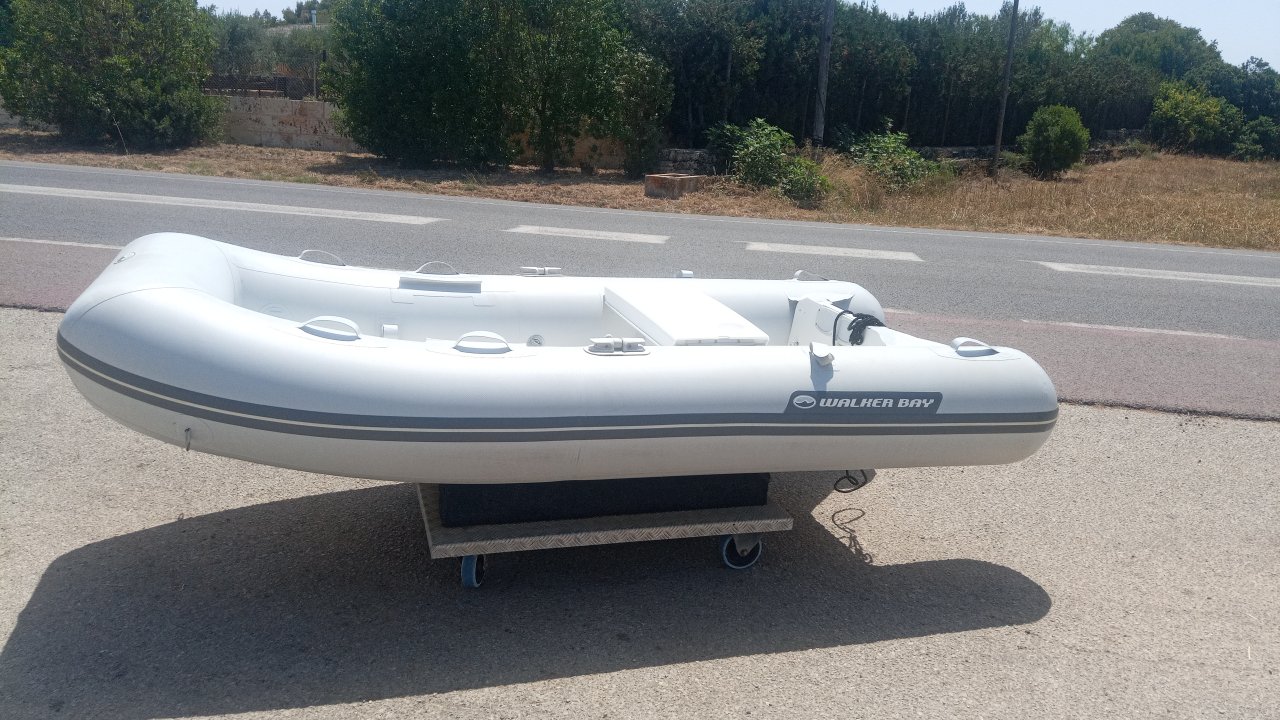 Barca neumática semirrígida Walker Bay para restaurar