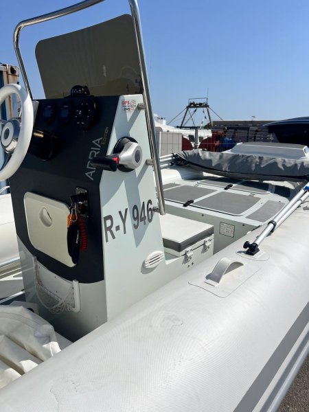 Schlauchboot ZARmini RIB PRO 18 SC mit Yamaha VF90L VMAX SHO Motor, nur 55 Betriebsstunden