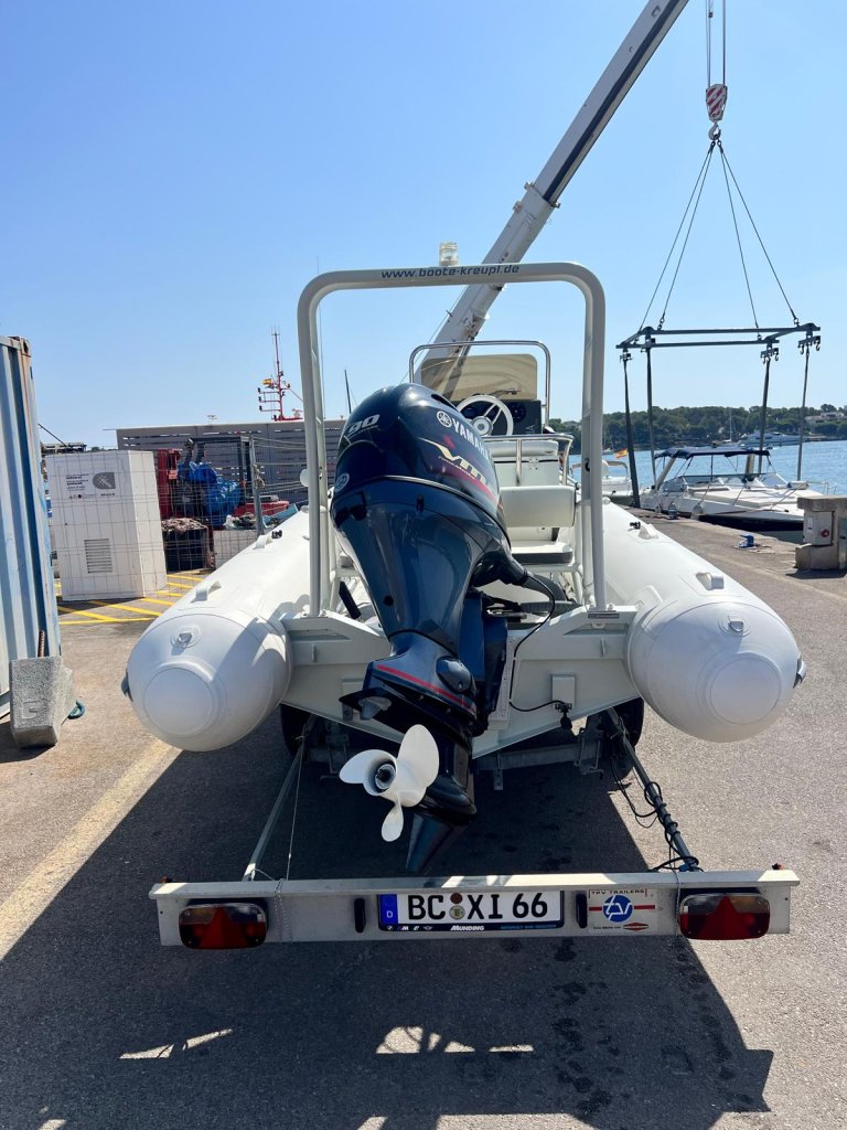 Schlauchboot ZARmini RIB PRO 18 SC mit Yamaha VF90L VMAX SHO Motor, nur 55 Betriebsstunden