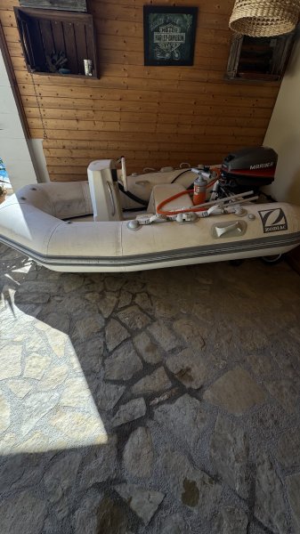 Barca neumática Zodiac con motor fueraborda Mariner de 8 CV