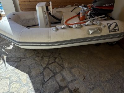 Barca neumática Zodiac con motor fueraborda Mariner de 8 CV