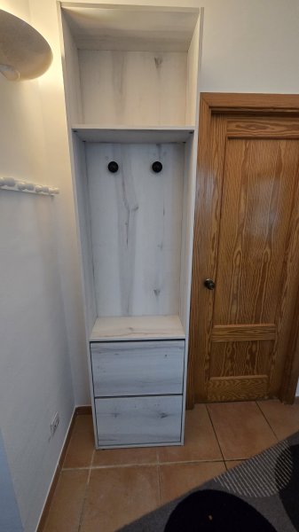 Schmale Flurgarderobe / Schuhschrank in Holzoptik (2,25m x 0,58m)
