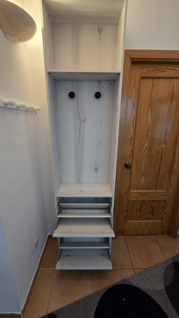 Schmale Flurgarderobe / Schuhschrank in Holzoptik (2,25m x 0,58m)